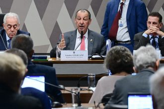 Senador Omar Aziz, relator da PEC, rejeitou todas as emendas apresentadas (Foto: Geraldo Magela/Agência Senado)