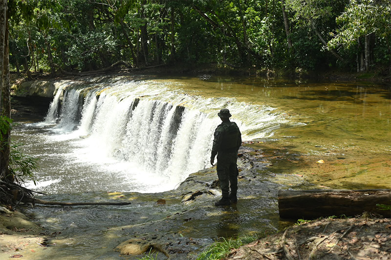 Cachoeira em Presidente Figueiredo também foi afetada por despejo de sedimentos (Foto: Ipaam/Divulgação)