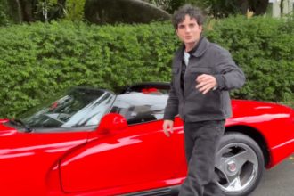 Cantor Fiuk e o Dodge Viper vermelho: cartro esportivo (Foto: Isntagram/Reprodução)