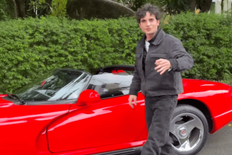 Cantor Fiuk e o Dodge Viper vermelho: cartro esportivo (Foto: Isntagram/Reprodução)