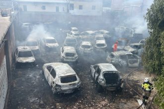 Carros foram completamente destruídos pelo fogo (Imagem: WhatsApp/Reprodução)