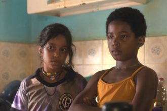 Yuri Gomes (à direita) é o protagonista de Feito Pipa (Imagem: YouTube/Paris Filmes)