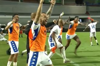 Jogadores do Nacional comemoraram a classificação no encerramento do jogo em Alagoas (Imagem: YouTube/Metropóles/Reprodução)