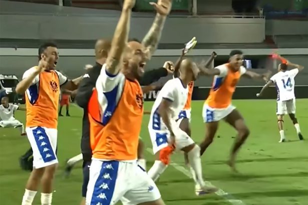 Jogadores do Nacional comemoraram a classificação no encerramento do jogo em Alagoas (Imagem: YouTube/Metropóles/Reprodução)