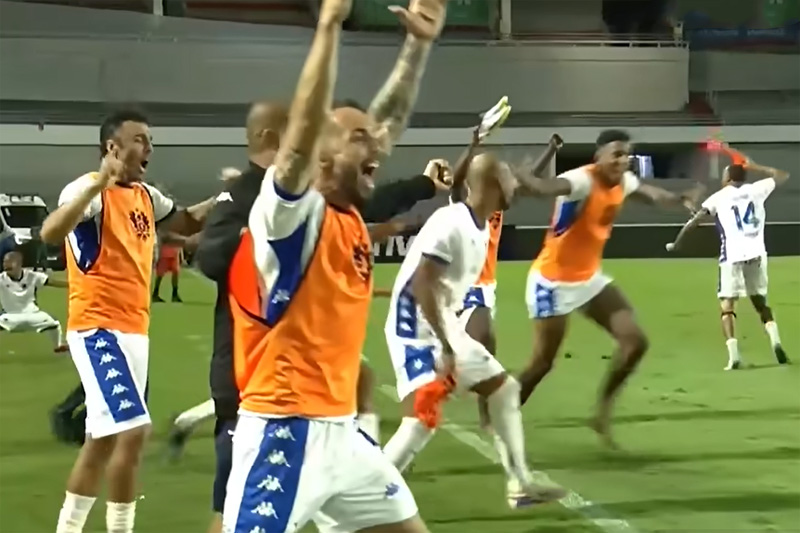 Jogadores do Nacional comemoraram a classificação no encerramento do jogo em Alagoas (Imagem: YouTube/Metropóles/Reprodução)