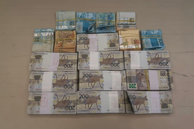 Dinheiro apreendido pela PF nesta quarta em operação contra fraudes na Prefeitura de Coari (Foto: PF/Divulgação)