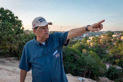 Eduardo Braga inspeciona obras de encostas em Manaus relizadas com emendas do senador (Foto: Assessoria/Divulgação)