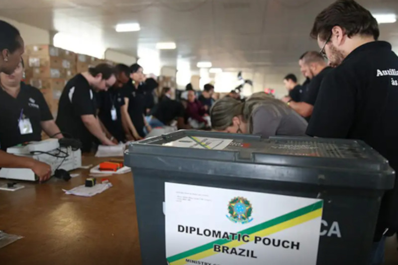 Brasileiros no exterior devem procurar as embaixadas do Brasil para votar (Foto: José Cruz/ABr)