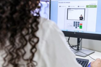 Servidora do TSE demonstra votação em simulador: recurso para saber ordem dos candidatos (Foto: Leobark Rodrigues/TSE)