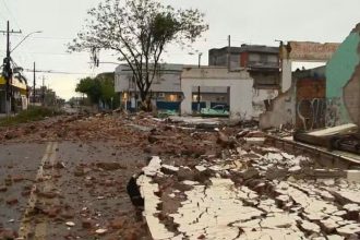 Destroços de prédio espalhados na rua: efeitos da força do vento (Imagem: RBS TV/Reprodução)
