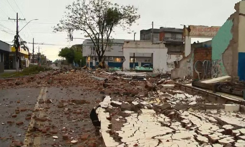 Destroços de prédio espalhados na rua: efeitos da força do vento (Imagem: RBS TV/Reprodução)