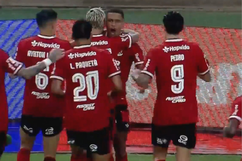 Samuel Lino é abraçado pelos companheiros ao marcar o gol da vitória do Flamengo (Imagem: GE/YouTube/Reprodução)