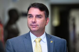 Flávio Bolsonaro recusou-se a falar sobre apoio ao fim da jornada 6x1 (Foto: Edilson Rodrigues/Agência Senado)