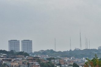 A fumaça que atinge a capital está relacionada às queimadas (Foto: Thiago Gonçalves/AM ATUAL)