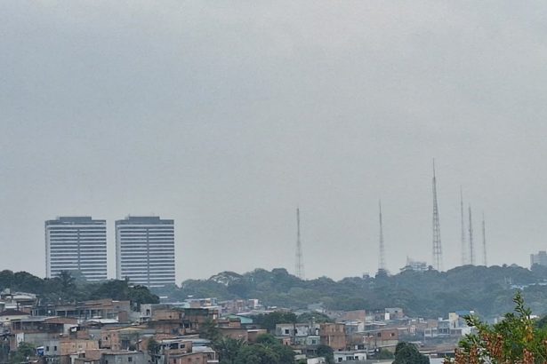 A fumaça que atinge a capital está relacionada às queimadas (Foto: Thiago Gonçalves/AM ATUAL)