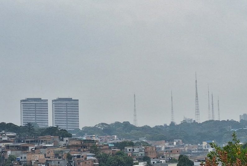 A fumaça que atinge a capital está relacionada às queimadas (Foto: Thiago Gonçalves/AM ATUAL)