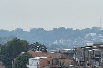 Fumaça diminuiu visibilidade em área da zona centro-sul de Manaus (Foto: Thiago Gonçalves/AM ATUAL)