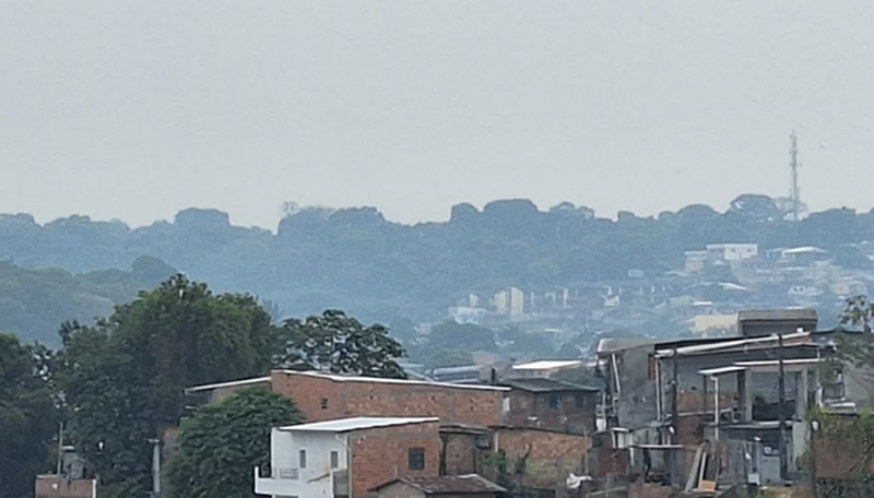 Fumaça diminuiu visibilidade em área da zona centro-sul de Manaus (Foto: Thiago Gonçalves/AM ATUAL)