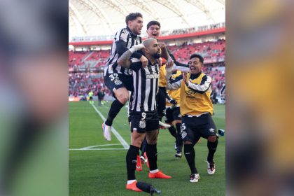 Gabigol fez dois gols na vitória do Santos sobre o Internacional (Foto: Reinaldo Campos/ Santos F.C)
