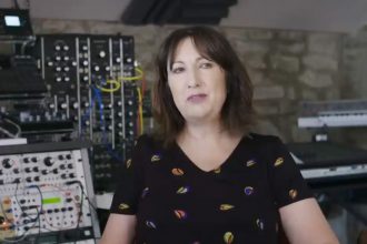 Gillian Gilbert revelou que faz tratamento contra um câncer (Imagem: YouTube/Reprodução)