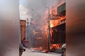 Imóvel construído com madeira e alvenaria foi destruído por incêndio (Imagem: WhatsApp/Reprodução)