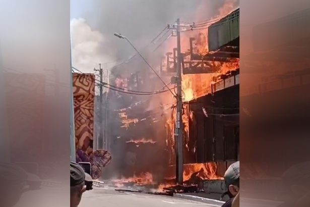 Imóvel construído com madeira e alvenaria foi destruído por incêndio (Imagem: WhatsApp/Reprodução)