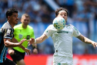 Maurício em disputa de bola com zagueiro do Grêmio: empate em 0 a o (Foto: Cesar Greco/Palmeiras/by Canon)