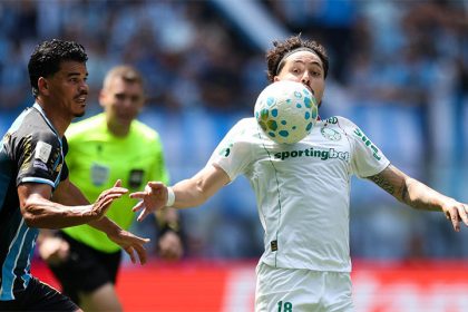 Maurício em disputa de bola com zagueiro do Grêmio: empate em 0 a o (Foto: Cesar Greco/Palmeiras/by Canon)