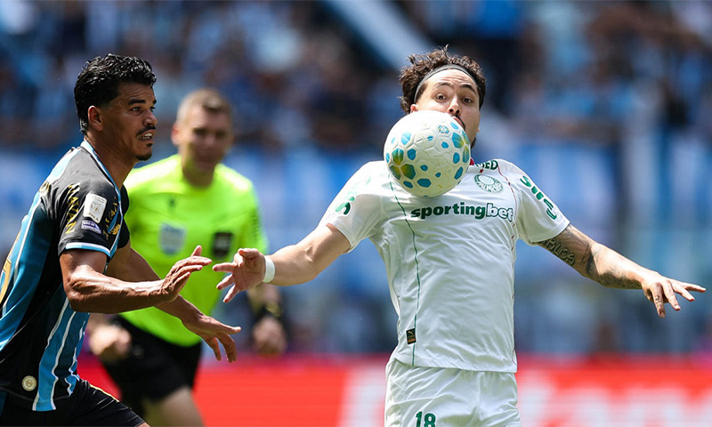 Maurício em disputa de bola com zagueiro do Grêmio: empate em 0 a o (Foto: Cesar Greco/Palmeiras/by Canon)