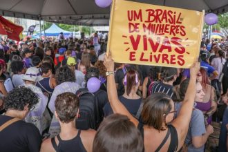 Mulheres protestam contra a violência, que afeta escolhas pessoais (Foto: Marcelo Camargo/Agência Brasil)