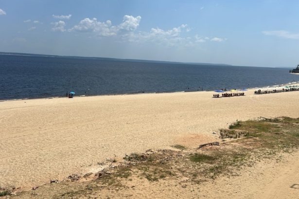 Equipamentos instalados para ajudar a proteger os banhistas na praia da Ponta Negra (Foto: Divulgação/Implurb)