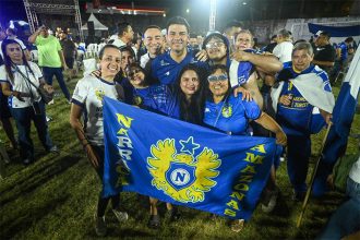Saullo Vianna com torcedores do Nacional: reestruturação do clube proporcionou conquistas sucessivas (Foto: Assessoria/Divulgação)