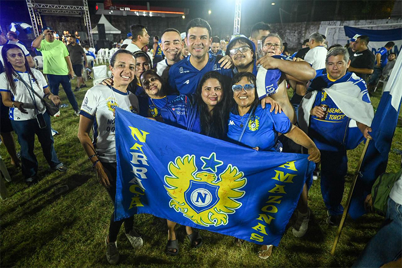 Saullo Vianna com torcedores do Nacional: reestruturação do clube proporcionou conquistas sucessivas (Foto: Assessoria/Divulgação)