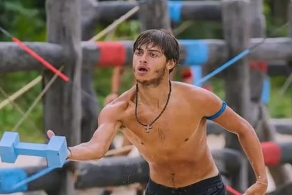 Stavros Floros perdeu parte da perna direita em acidente durante reality show (Imagem: YouTube/Reprodução)