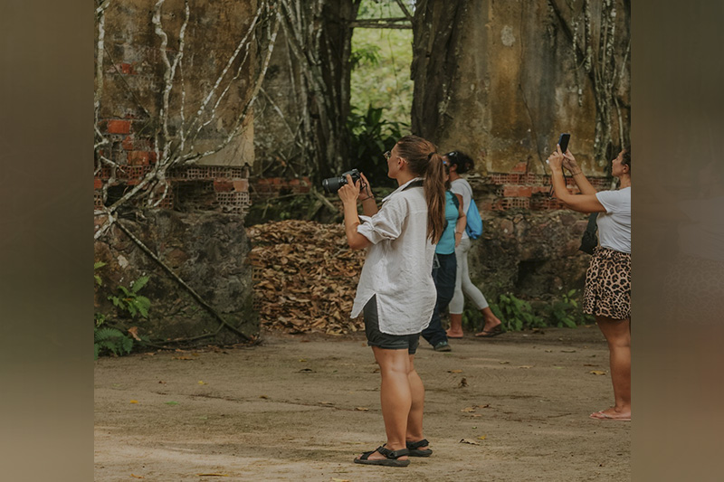Turistas fotografam ruínas: história sobre ocupação da Amazônia (Foto: Bruno Mello/Divulgação) 