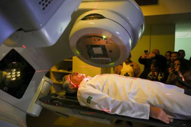 Ministro Alexandre Padilha mostra funcionamento de aparelho da UTI inteligente: são 60 salas em todo o país (Foto: Ministério da Saúde/Divulgação)