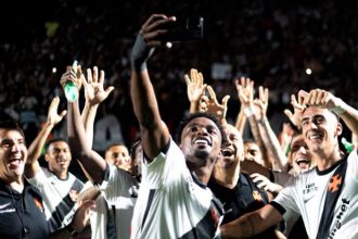 Puma Rodrigues (à direita) ao comemorar gol da vitória do Vasco pela Copa do Brasil (Foto: Matheus Lima / Vasco da Gama)