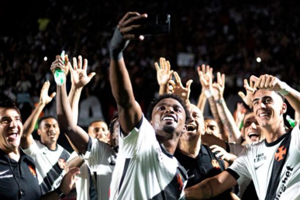 Puma Rodrigues (à direita) ao comemorar gol da vitória do Vasco pela Copa do Brasil (Foto: Matheus Lima / Vasco da Gama)