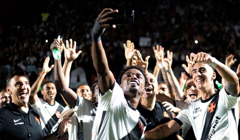Puma Rodrigues (à direita) ao comemorar gol da vitória do Vasco pela Copa do Brasil (Foto: Matheus Lima / Vasco da Gama)