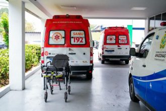 Ambulãncias do SAMU em hospital de Manaus: macas ficam retidas para acomodar pacientes (Foto: Luiz Felipe Santos)