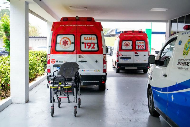Ambulãncias do SAMU em hospital de Manaus: macas ficam retidas para acomodar pacientes (Foto: Luiz Felipe Santos)