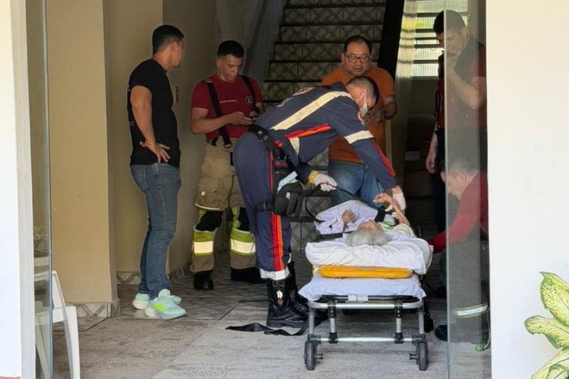 Resgate da idosa ocorreu com muito cuidado pois ela estava no andar superior de imóvel com acesso só por escada (Foto: Divulgação/MPAM)