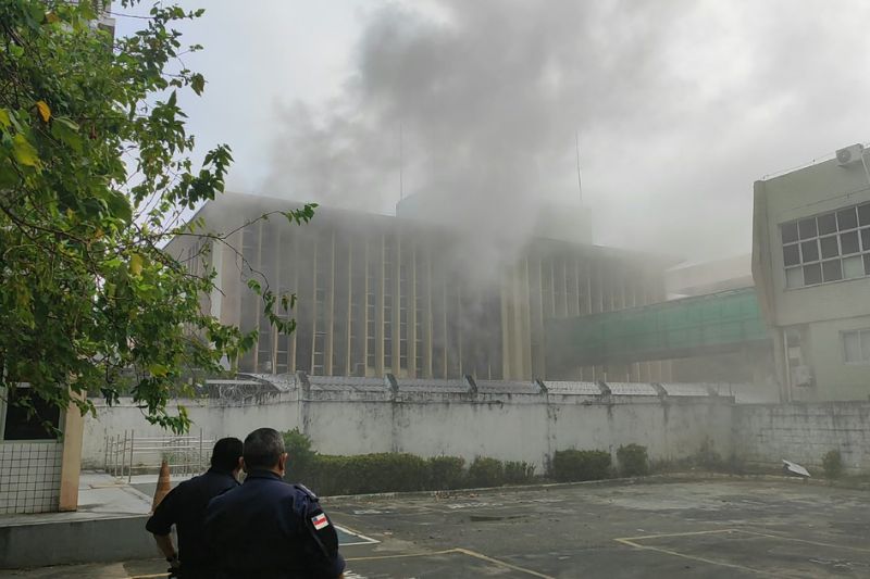 O incêndio atingiu uma área administrativa da agência da Caixa Econômica Federal que funciona no prédio (Foto: WhatsApp/reprodução)