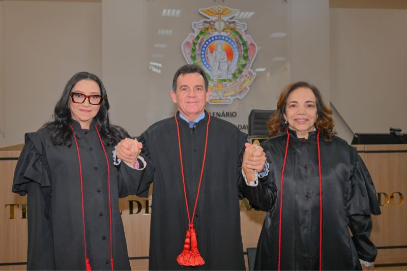 Airton Gentil com Onilza Gerth (à esquerda), nova vice-presidente, e Vânia Marinho (à direita), que será corregedora-geral de Justiça