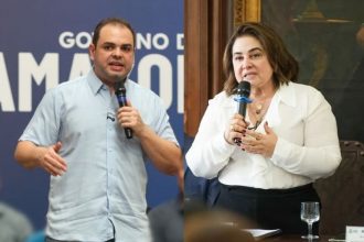 A propaganda de Maria do Carmo (à direita) associava o nome de Roberto Cidade (à esquerda) a um aumento nos casos de violência doméstica no Amazonas (Foto: Divulgação)
