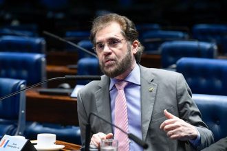Decisão envolve 13 vídeos de Plínio Valério com irregularidades na divulgação das suplentes (Foto: Roque de Sá/Agência Senado)