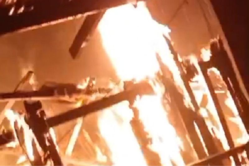 Quatro adultos e duas crianças moravam no local e conseguiram sair da residência (Foto: WhatsApp/reprodução)