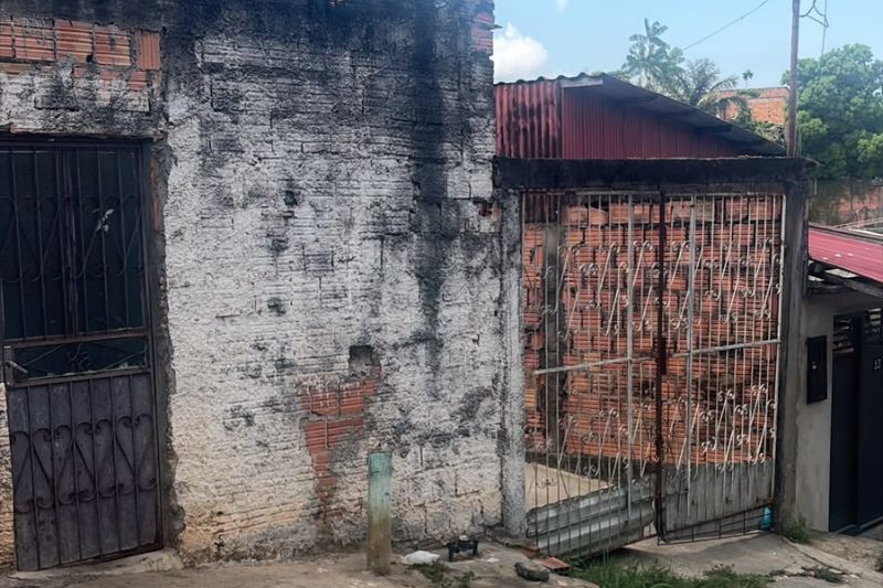 O corpo foi encontrado por um amigo que dividia a casa com a vítima (Foto: WhatsApp/reprodução)
