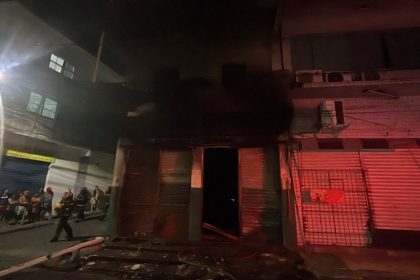 O estabelecimento funcionava no térreo de um prédio de três andares (Foto: WhatsApp/reprodução)
