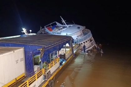 Apesar do susto, os passageiros e tripulantes foram resgatados com vida (Foto: WhatsApp/reprodução)